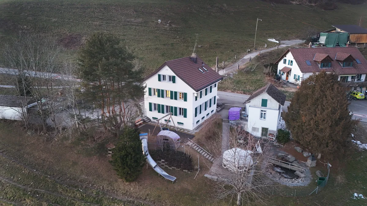 Das Schulhaus in Unterbach hat Sanierungsbedarf. Die Schule will es darum nicht mehr weiterbetreiben. (Archiv) Luftaufnahme des Schulhauses in der Aussenwacht Unterbach.